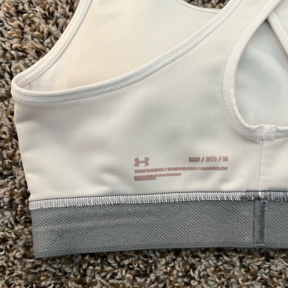 Wonen’s Under Armour Sports Bra - Picture 3 of 4